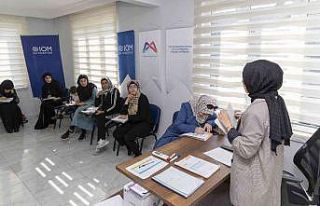 Göçmenler Türkçe öğreniyor: Sosyal Uyum Merkezinde...