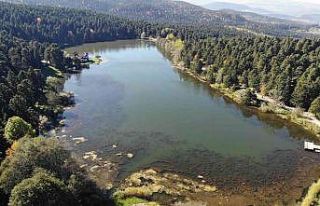Gölcük Tabiat Parkı’nda sonbahar güzelliği...