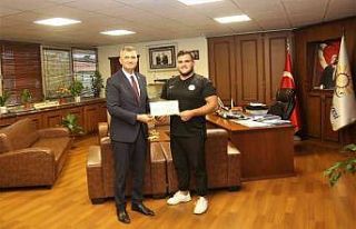 Gölcük’ün başarılı pehlivanı ödüllendirildi
