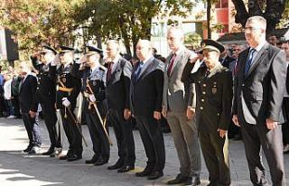 Gönen’de çelenk sunma töreni yapıldı