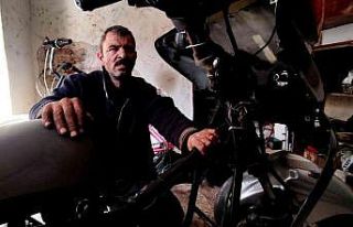 Gözleri görmüyor, hissederek 20 yıldır motosiklet...