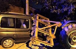 Hafif ticari araç traktöre arkadan çarptı: 3 yaralı