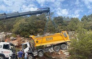 Hafriyat kamyonu devrildi, kilometrelerce araç kuyruğu...