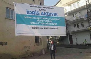 Hakkari Valisi Akbıyık’a pankartlı teşekkür