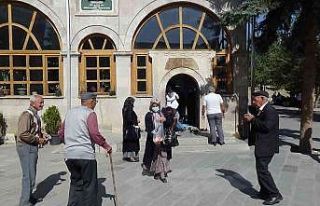 Harakani Hazretleri’nin türbesi kandilde doldu...