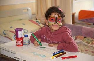 Hastanede tedavi gören çocukların yüzünü güldüren...