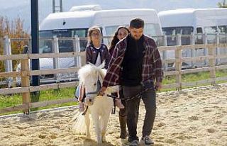 Hayatında hiç at görmeyen öğrenciler, ata binerek...