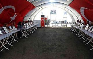 HDP-PKK’ya karşı dik duran ailelerin evlat nöbeti...