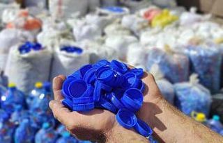 Her yıl tonlarca kapağı tek tek toplayıp onlarca...