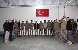 Hizan Kaymakamı Özçelik, özel harekat polislerini...