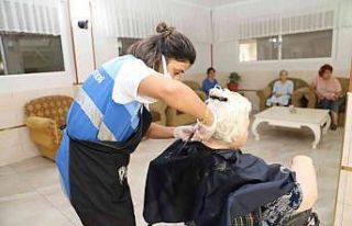Huzurevi sakinlerine kuaför ve kişisel bakım hizmeti