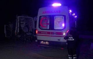 İçerisinde hasta ve sağlık personeli olan ambulansı...