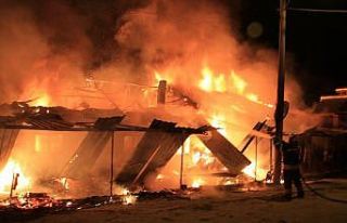 İki kardeşin bitişik evleri tamamen yandı