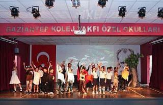 İlkokul öğrencileri sokak hayvanları için sahne...