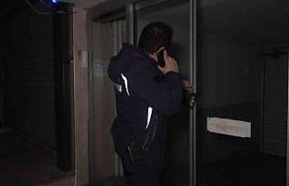 İş yerinde uyuyakalınca polis ve itfaiye ekiplerini...