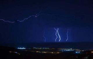 İskenderun Körfezi´nde şimşekler geceyi aydınlattı