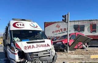 Isparta’da ambulans ile hafif ticari araç çarpıştı:...
