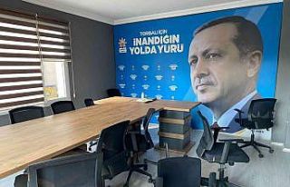 İzmir’de AK Parti bürosuna saldırı