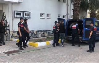 İzmir’de jandarmanın yakaladığı 6 insan kaçakçısı...