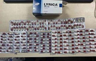 İzmir’de zehir taciri uyuşturucu hap kullanırken...