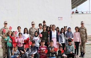 Jandarma, çocuklarla birlikte Cumhuriyet Bayramını...