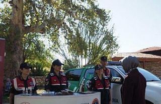 Jandarma Karacasu’da vatandaşları bilgilendirdi