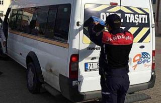 Jandarma okul servis araçlarını denetledi
