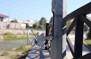 Kabloları çalan hırsızlar parkı karanlıkta bıraktı