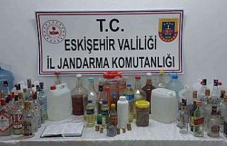 Kaçak içki operasyonunda 2 kişi veresiye defteriyle...