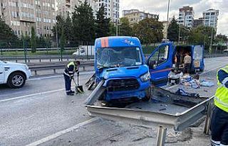 Kadıköy’de kargo aracı bariyerlere ok gibi saplandı,...