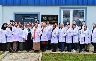 Kadınlar bu merkezde tekstilin inceliklerini öğreniyor