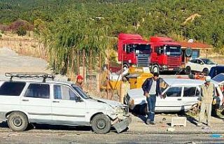 Kafa kafaya çarpışan araçlardan yara almadan kurtuldular