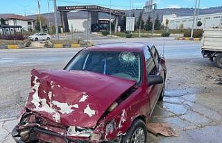 Kamyonet ile otomobil çarpıştı: 1 yaralı