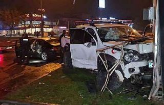 Kamyonet ile otomobil çarpıştı: 8 yaralı