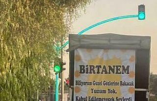 Kamyonetin arkasına astığı pankartla eşinden...