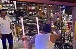 Kardeşinin marketine baltayla saldırdı