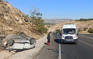 Karşı şeride geçen araç otomobille çarpıştı:...