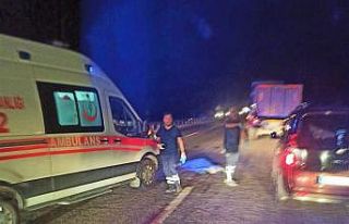 Karşıdan karşıya geçmek isteyen yaşlı adam...
