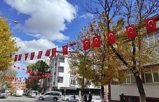 Kars’ta cadde ve sokaklar bayraklarla donatıldı