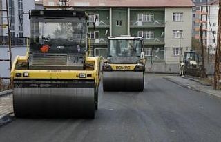 Kars’ta mahalleler sıcak asfalta kavuştu