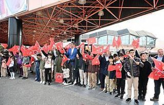 Kartepe’de 10 bin Türk bayrağı dağıtıldı