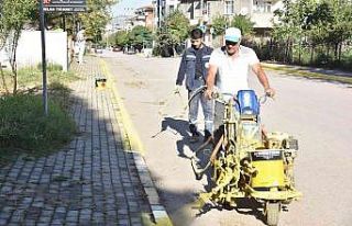 Kartepe’de bordür taşları boyanıyor