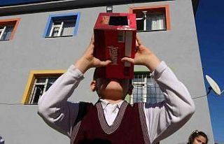 Karton kutudan yapılan düzenekle güneş tutulması...