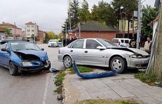 Kavşakta çarpışan otomobillerin sürücüleri...