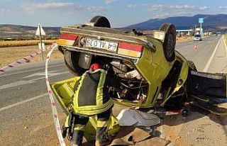 Kavşakta otomobille çarpışan araç takla attı:...