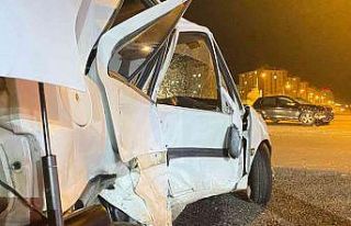 Kavşaktaki çarpışma sonucu otomobil kağıt gibi...