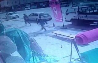 Kayan kamyonu eliyle durdurmak istedi, sıkıştığı...