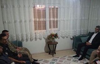 Kaymakam Çalışır, Gazi Ataş’ı evinde ziyaret...