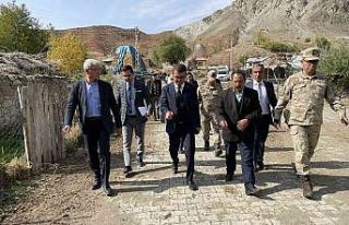 Kaymakam hem köyleri geziyor, hem de sorunları dinliyor