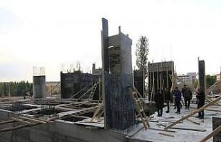 Kaymakam Nasır, spor kompleksinin inşaatın incelemede...